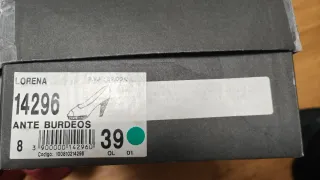 Zapatos de tacón burdeos