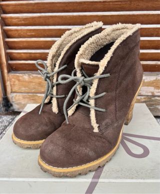 Stivaletti marroni con tacco e pelliccia