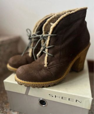 Stivaletti marroni con tacco e pelliccia