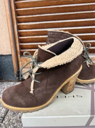 Stivaletti marroni con tacco e pelliccia