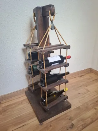 Botellero de madera y cuerda, hecho a mano.