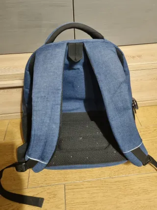 Mochila azul con cable cargador