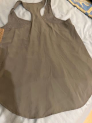 Top gris con pedrería y detalles dorados