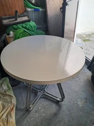 Mesa redonda metal y madera. Trae cristal.