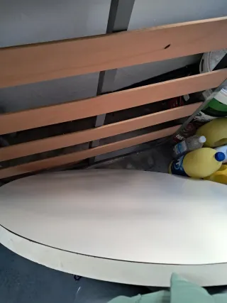 Mesa redonda metal y madera. Trae cristal.