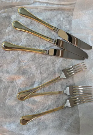 Juego de 12 cuchillos y 12 tenedores de postre