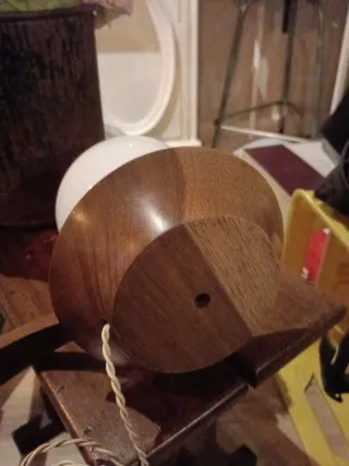 Lámpara de mesa esférica madera
