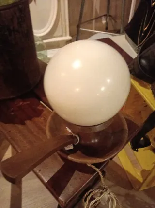 Lámpara de mesa esférica madera