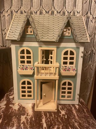 Casa de muñecas de madera