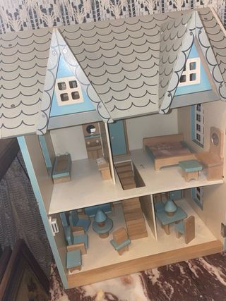 Casa de muñecas de madera