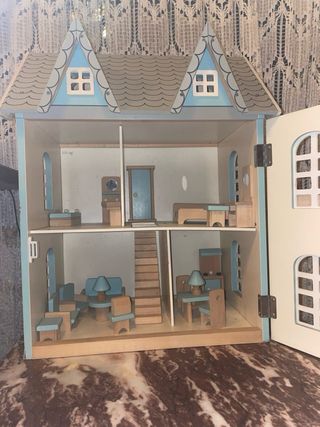 Casa de muñecas de madera