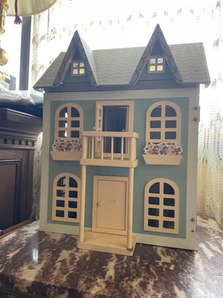 Casa de muñecas de madera