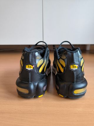 Nike Air Max Plus Negro/Amarillo.
