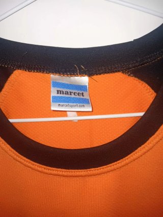 Camiseta deportiva naranja y negra Talla M