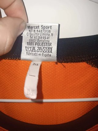Camiseta deportiva naranja y negra Talla M