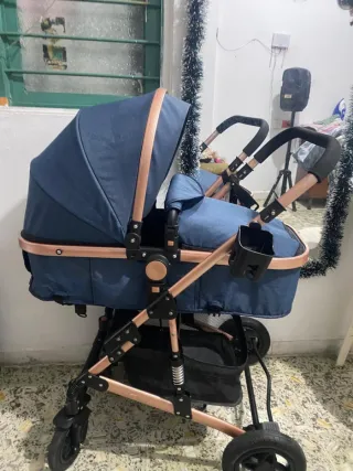 Carro de bebé azul con detalles dorados