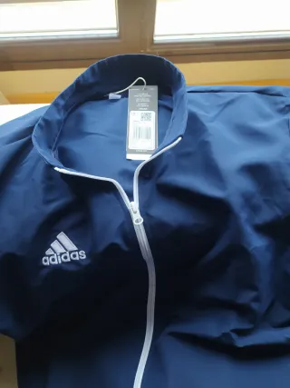Chaqueta nueva con etiqueta Adidas Azul