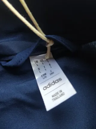 Chaqueta nueva con etiqueta Adidas Azul