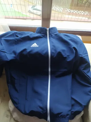 Chaqueta nueva con etiqueta Adidas Azul