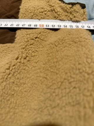 Chaleco beige y marrón con capucha