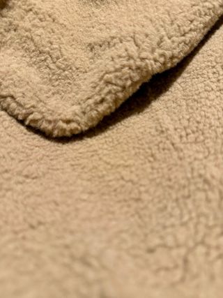 Chaleco beige y marrón con capucha