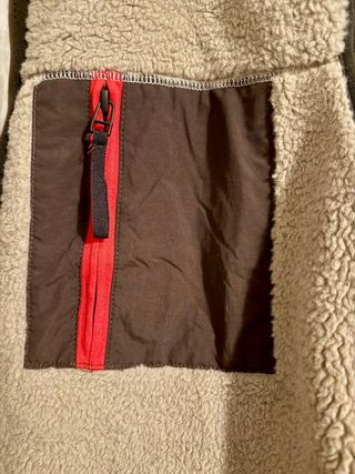 Chaleco beige y marrón con capucha