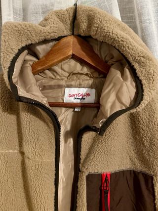 Chaleco beige y marrón con capucha