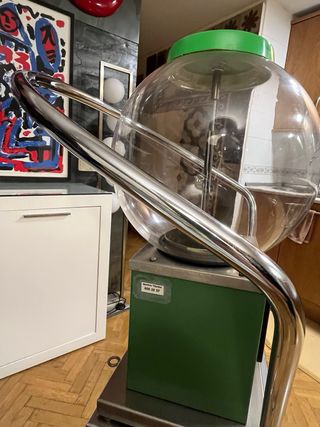 Máquina expendedora de bolas antigua
