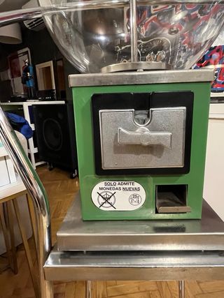 Máquina expendedora de bolas antigua