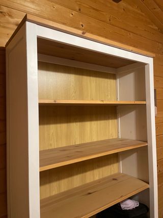 ESTANTERÍA DE MADERA BLANCA Y MARRÓN