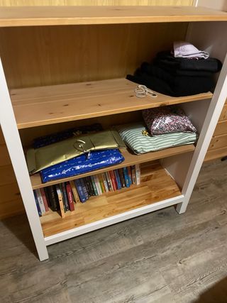 ESTANTERÍA DE MADERA BLANCA Y MARRÓN