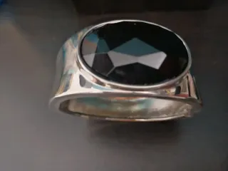 Bracciale con pietra nera