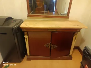 Mueble de madera con tapa de mármol