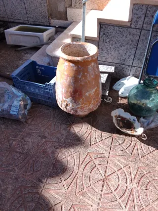 Tinaja de barro antigua.altura.70.c.m
