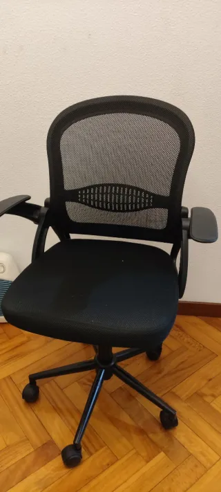 Silla de oficina negra con ruedas