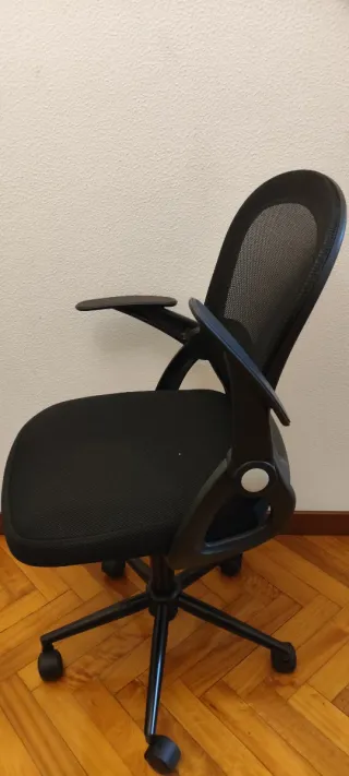 Silla de oficina negra con ruedas