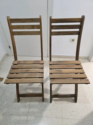 Mesa y 2 Sillas de Madera Plegables