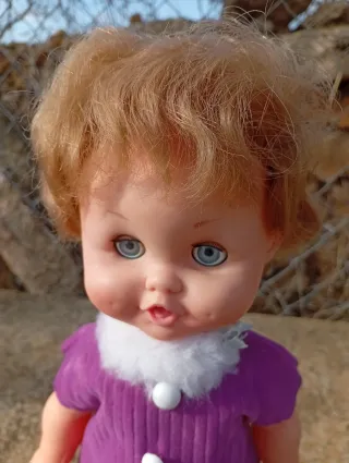 Muñeca antigua morada