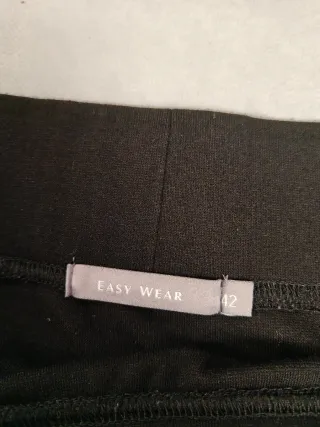 Falda negra, medias térmicas y jersey rojo