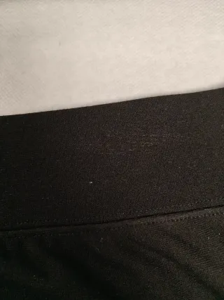 Falda negra, medias térmicas y jersey rojo