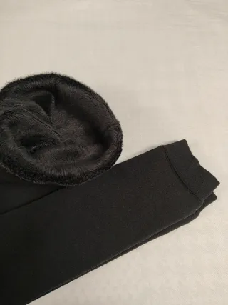 Falda negra, medias térmicas y jersey rojo