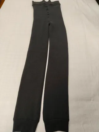 Falda negra, medias térmicas y jersey rojo