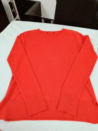 Falda negra, medias térmicas y jersey rojo