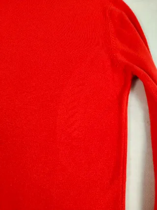 Falda negra, medias térmicas y jersey rojo