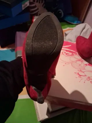 Botines rojos de tacón