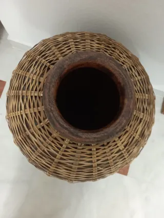 Jarrón Decorativo Barro y Mimbre.