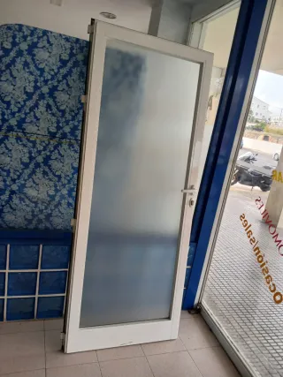Puerta de aluminio con cristal translúcido en buen