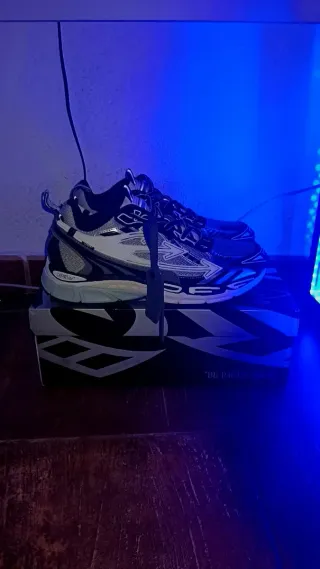 Sneakers Off-White Grigie e Bianche