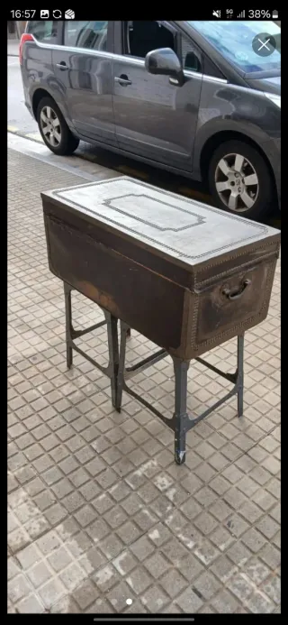 Baúl Arca de Alcanfor rodeado de cuero