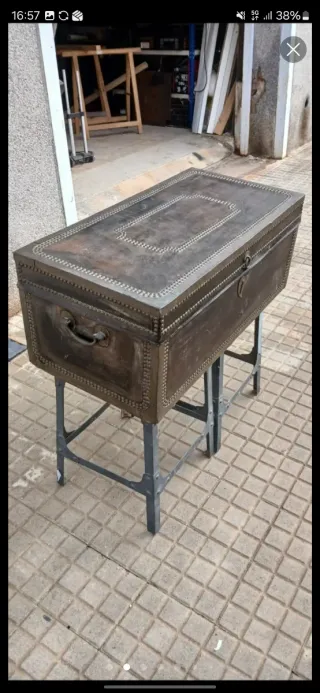 Baúl Arca de Alcanfor rodeado de cuero